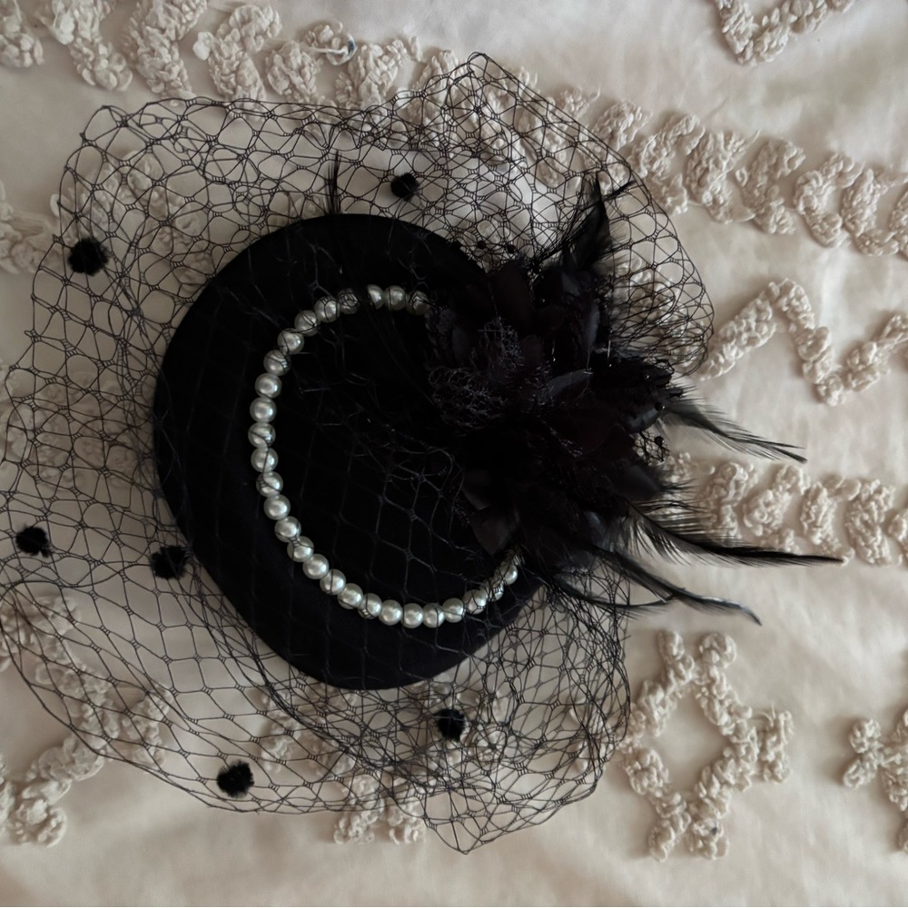 Elegant Black Fascinator with Pearls